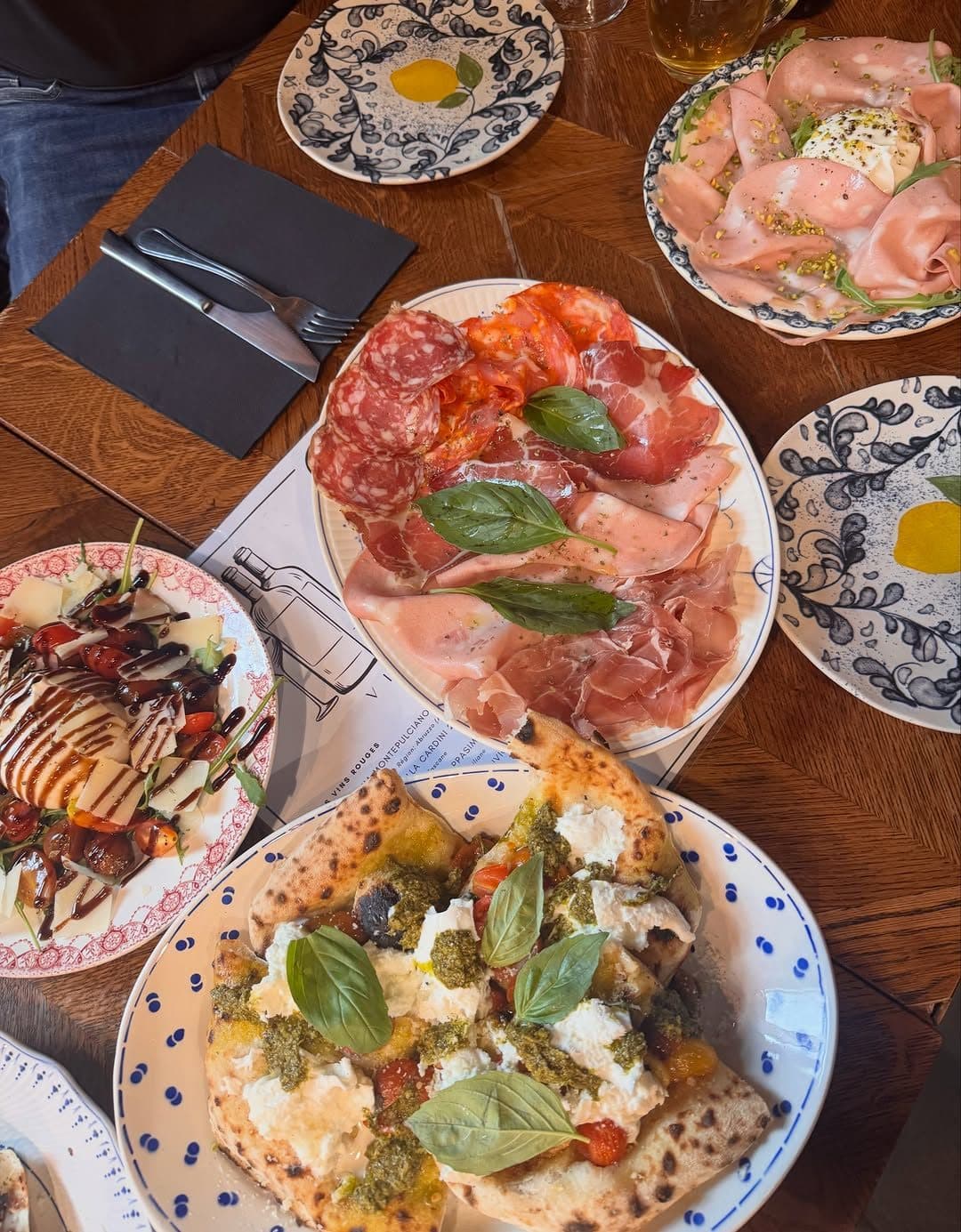 Table d'antipasti : charcuterie, burrata et pizzas à partager