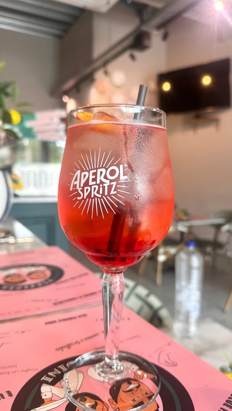 Un Aperol Spritz sur le menu rose