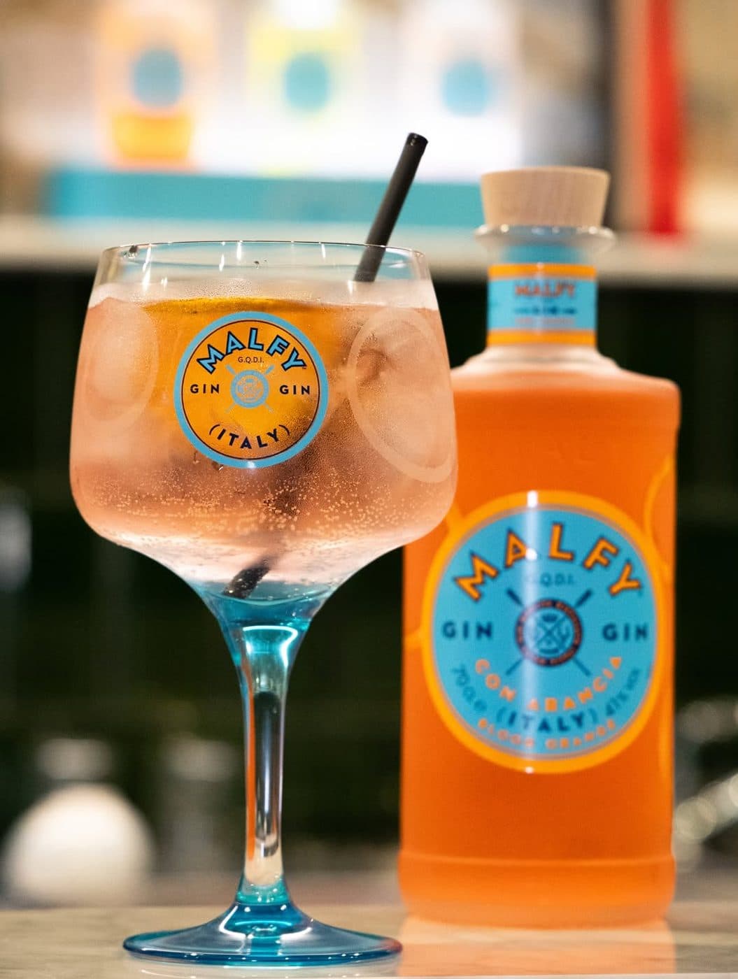 Gin tonic Malfy rosa à côté de sa bouteille