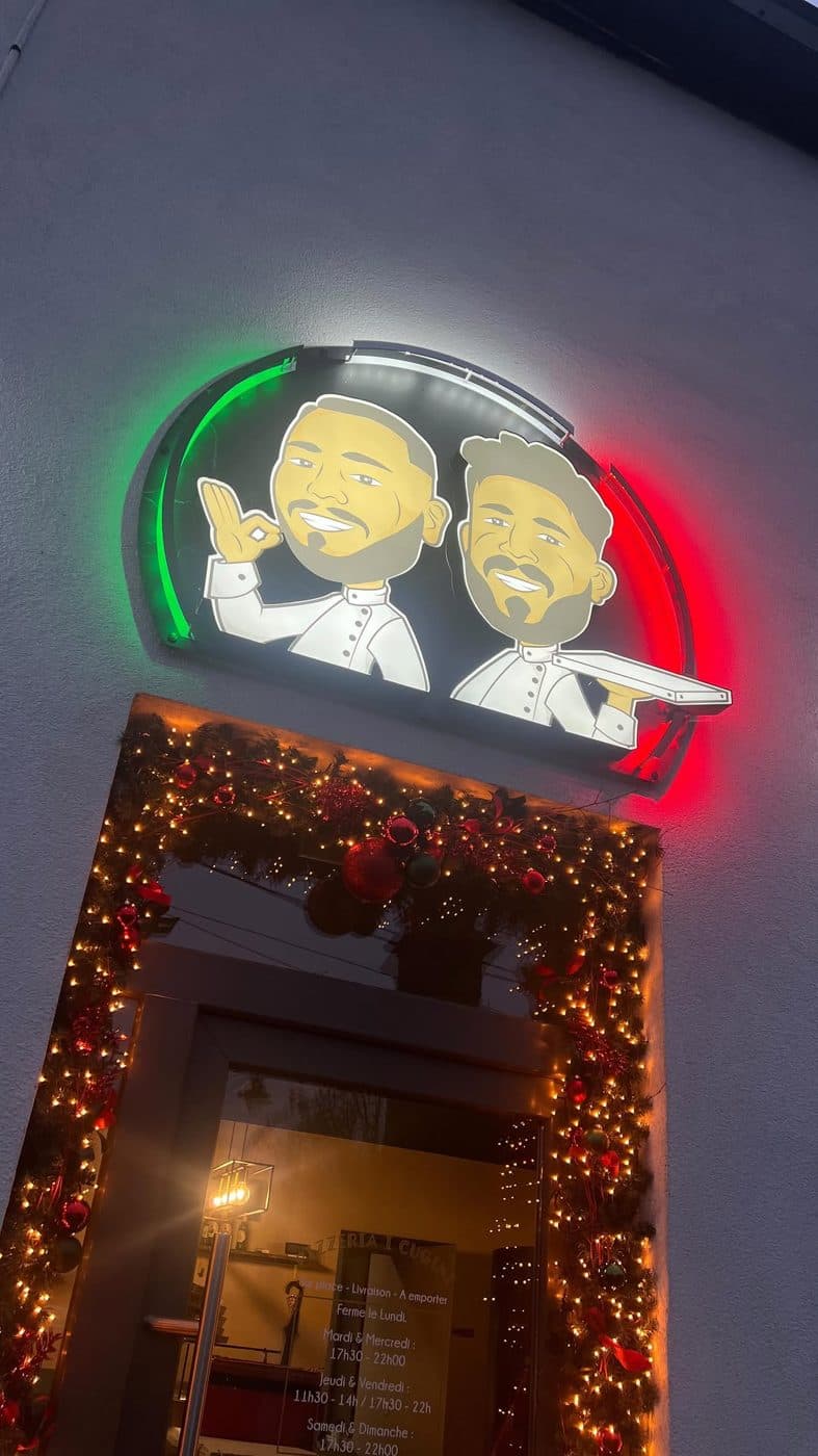 L'enseigne lumineuse de I Cugini au-dessus de la porte, Place Louis Delhaize à Ransart