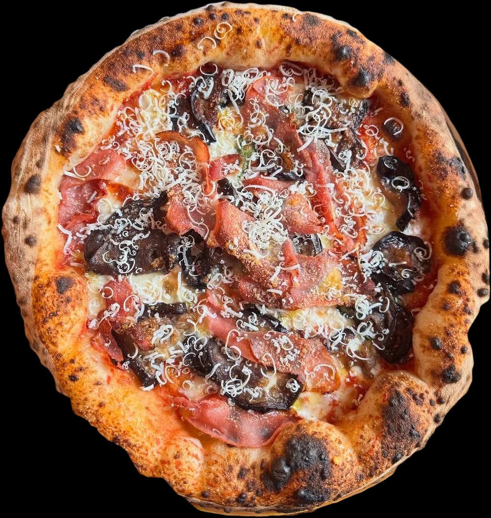Pizza napolitaine au jambon, aubergines et parmesan, sur une assiette peinte rouge