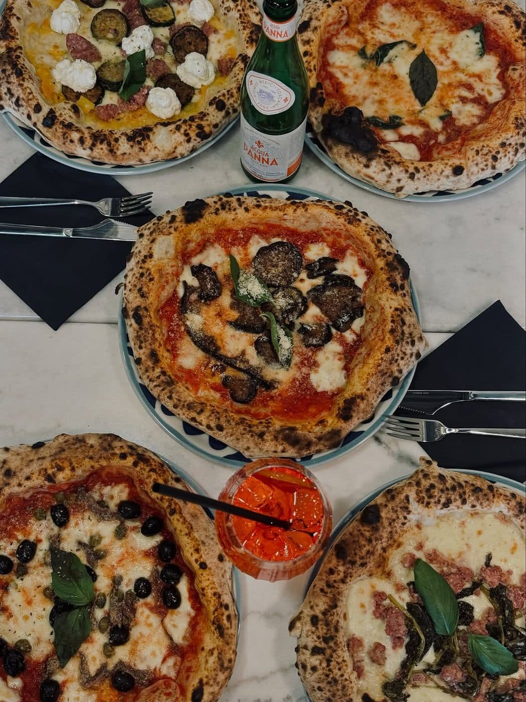 Pizzas vues du dessus sur une table en marbre