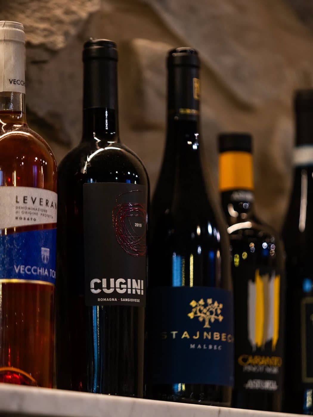 Bouteilles de vin italien sur l'étagère, dont la cuvée I Cugini