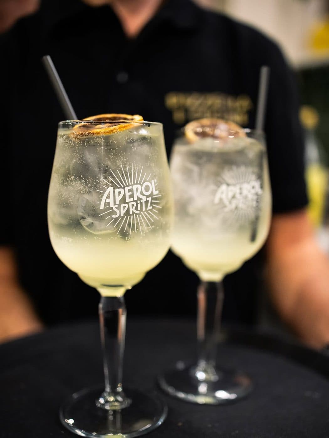 Deux Aperol Spritz sur le comptoir