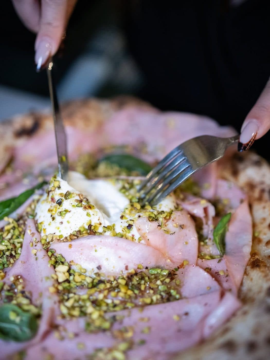 Pizza mortadelle, burrata et pistache