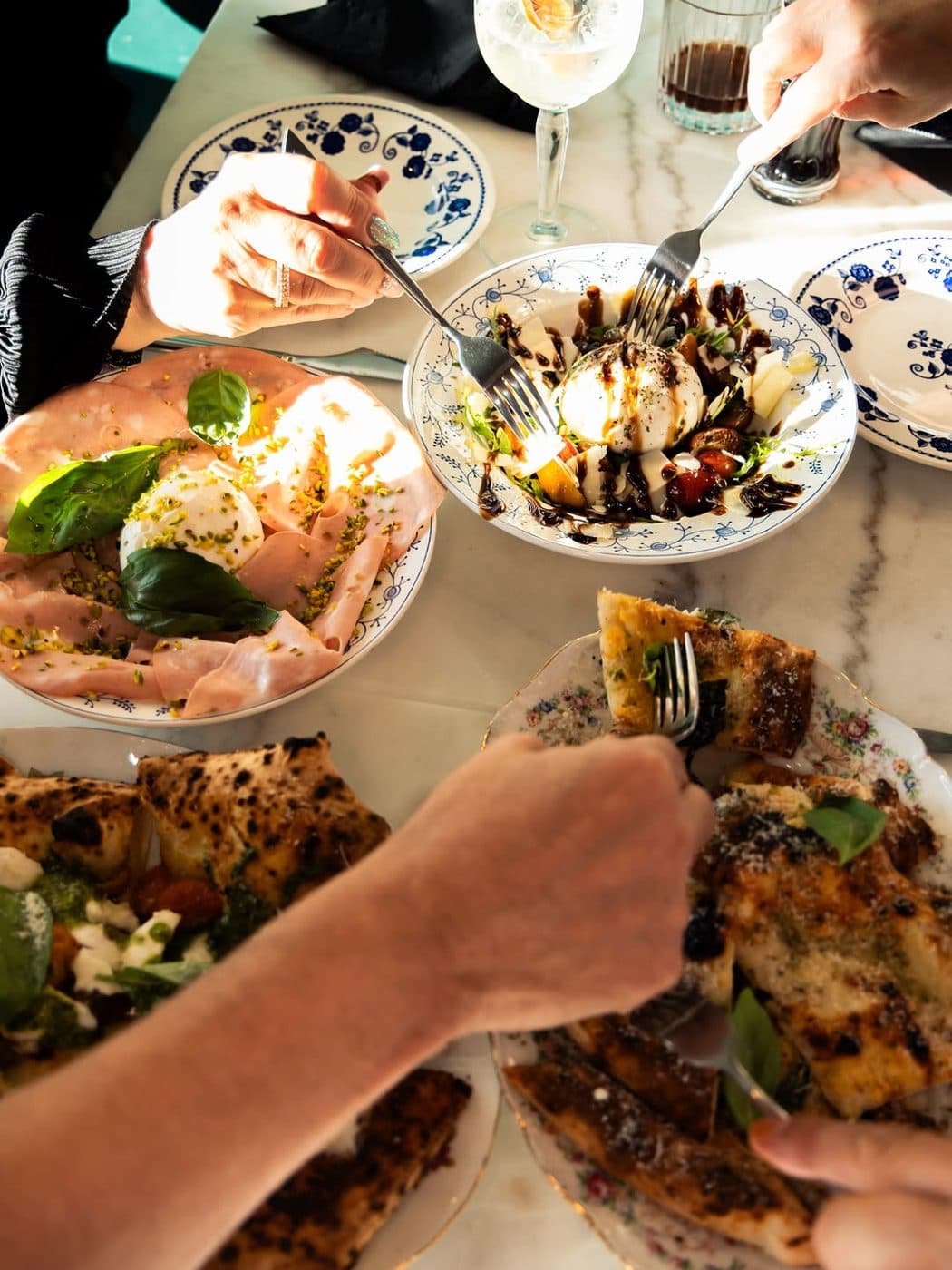 Table partagée avec pizzas, antipasti et cocktails